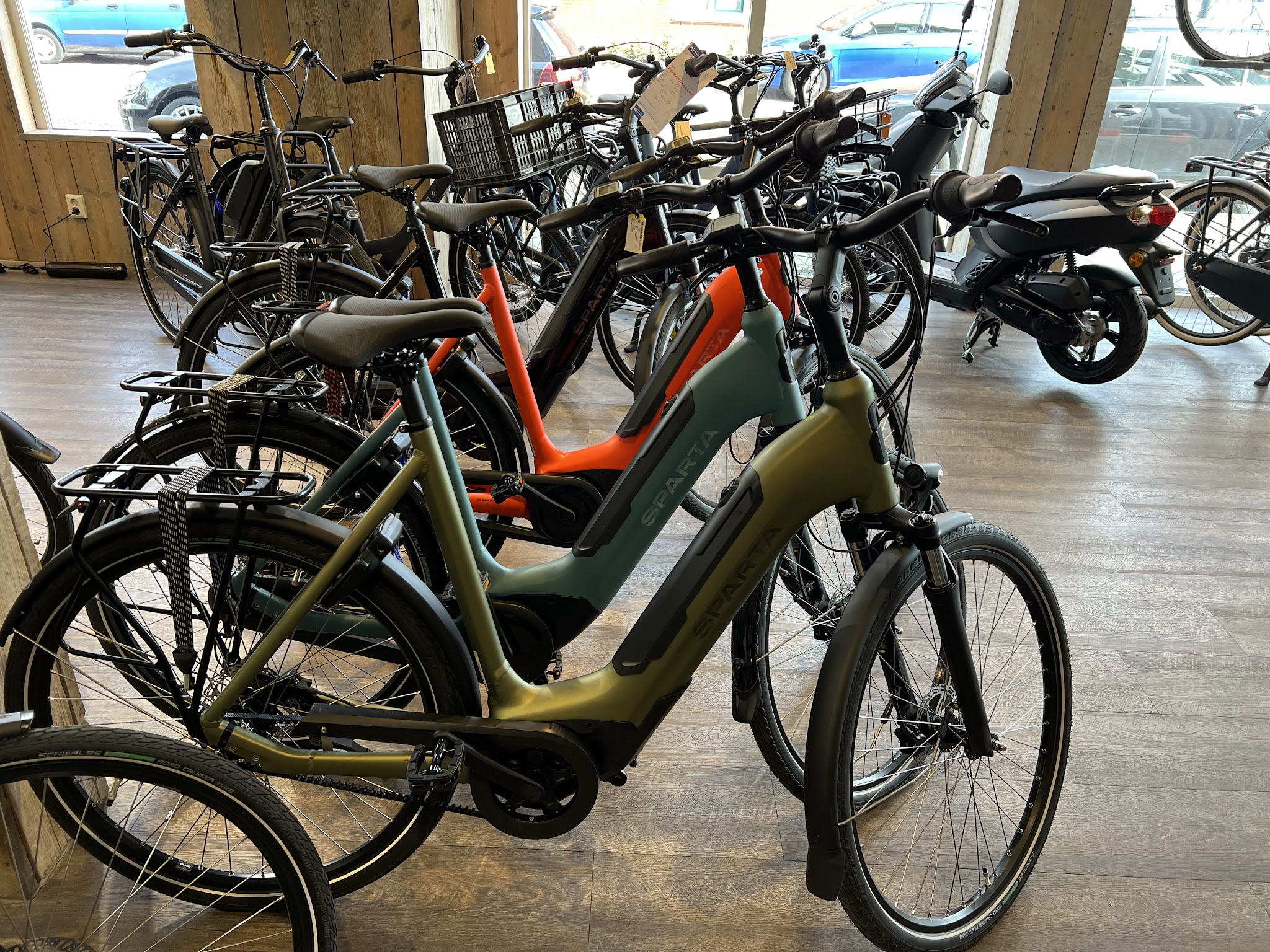 Elektrische fietsen in de showroom
