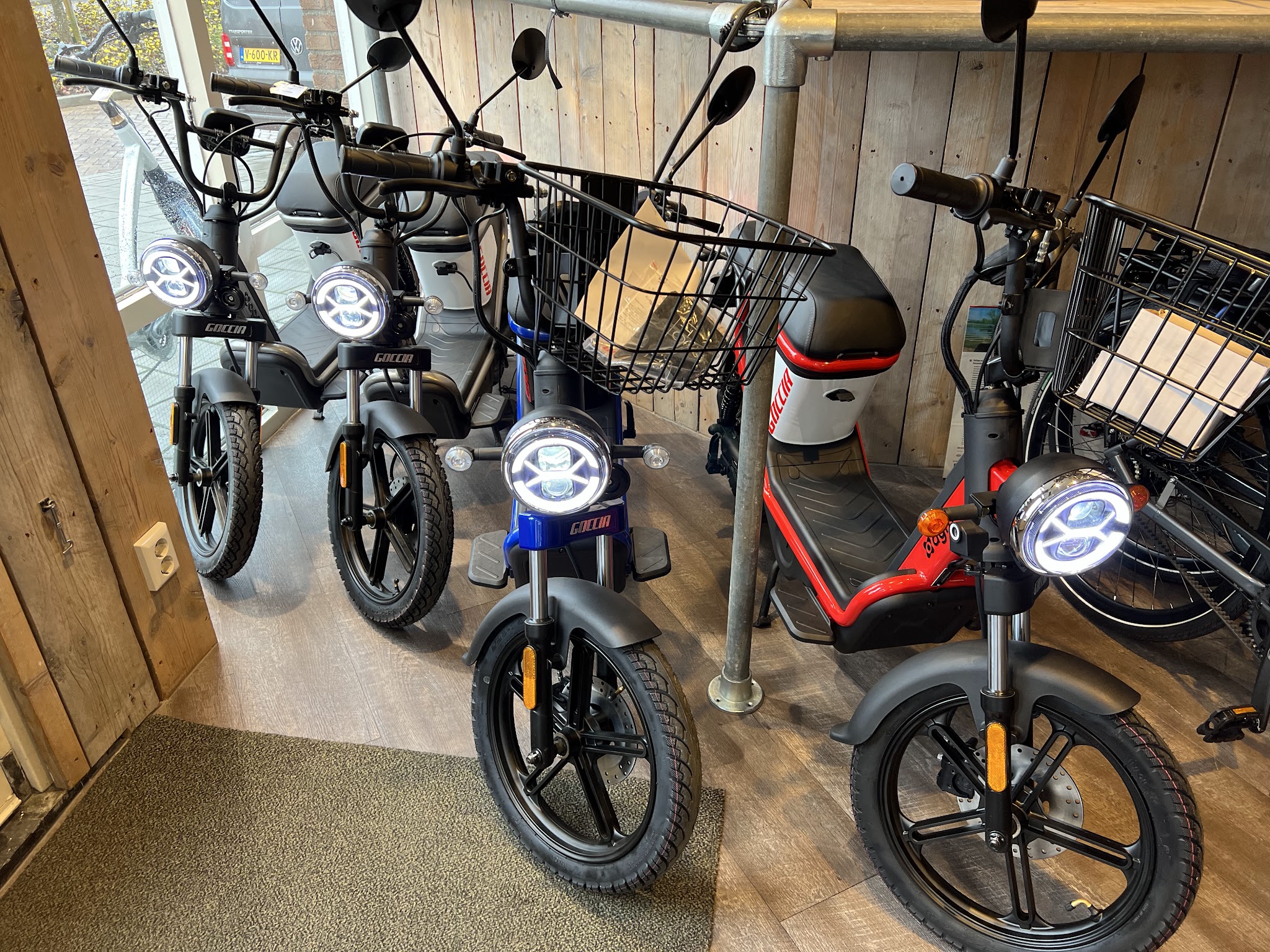 Elektrische scooters in de showroom
