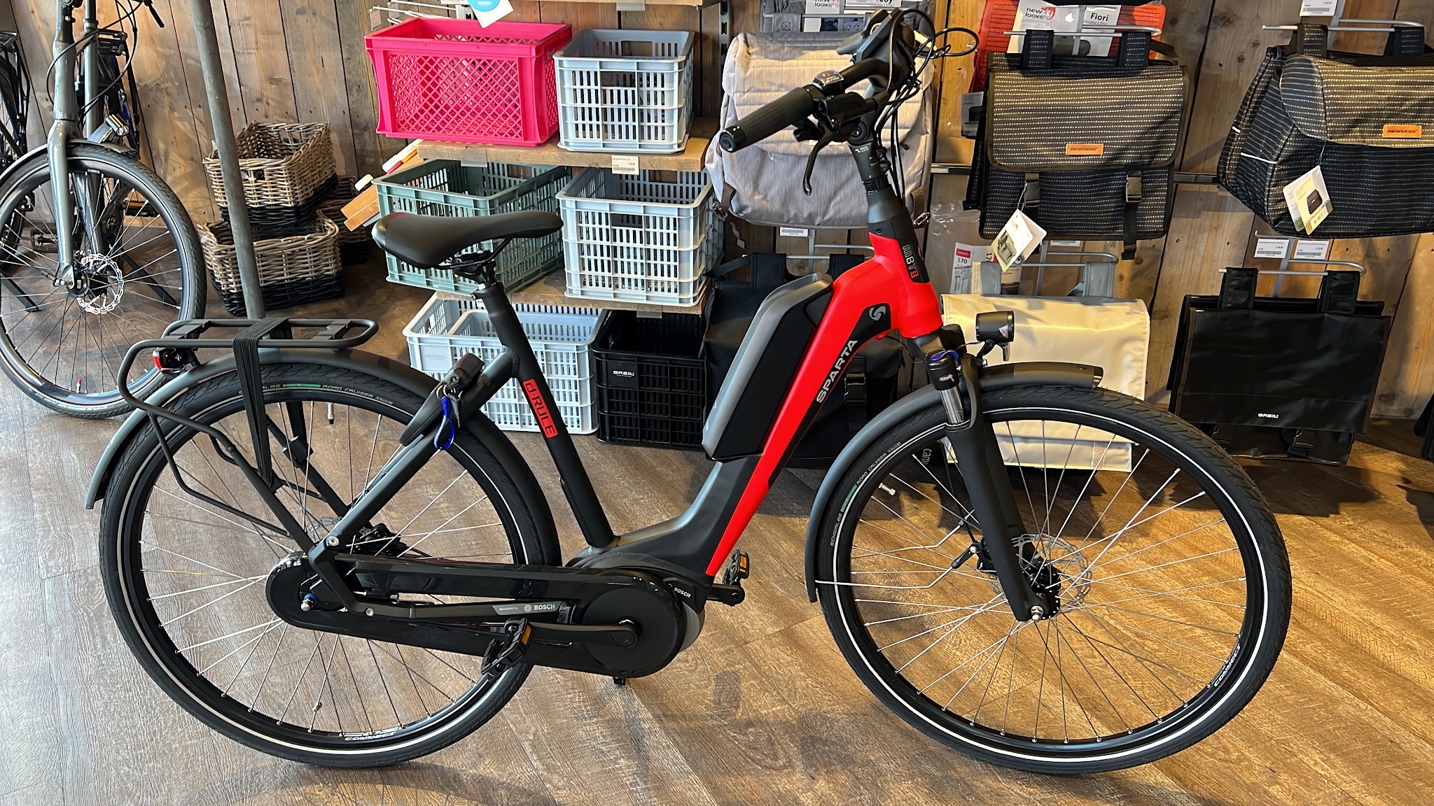 Een zwart-rode e-bike in de showroom