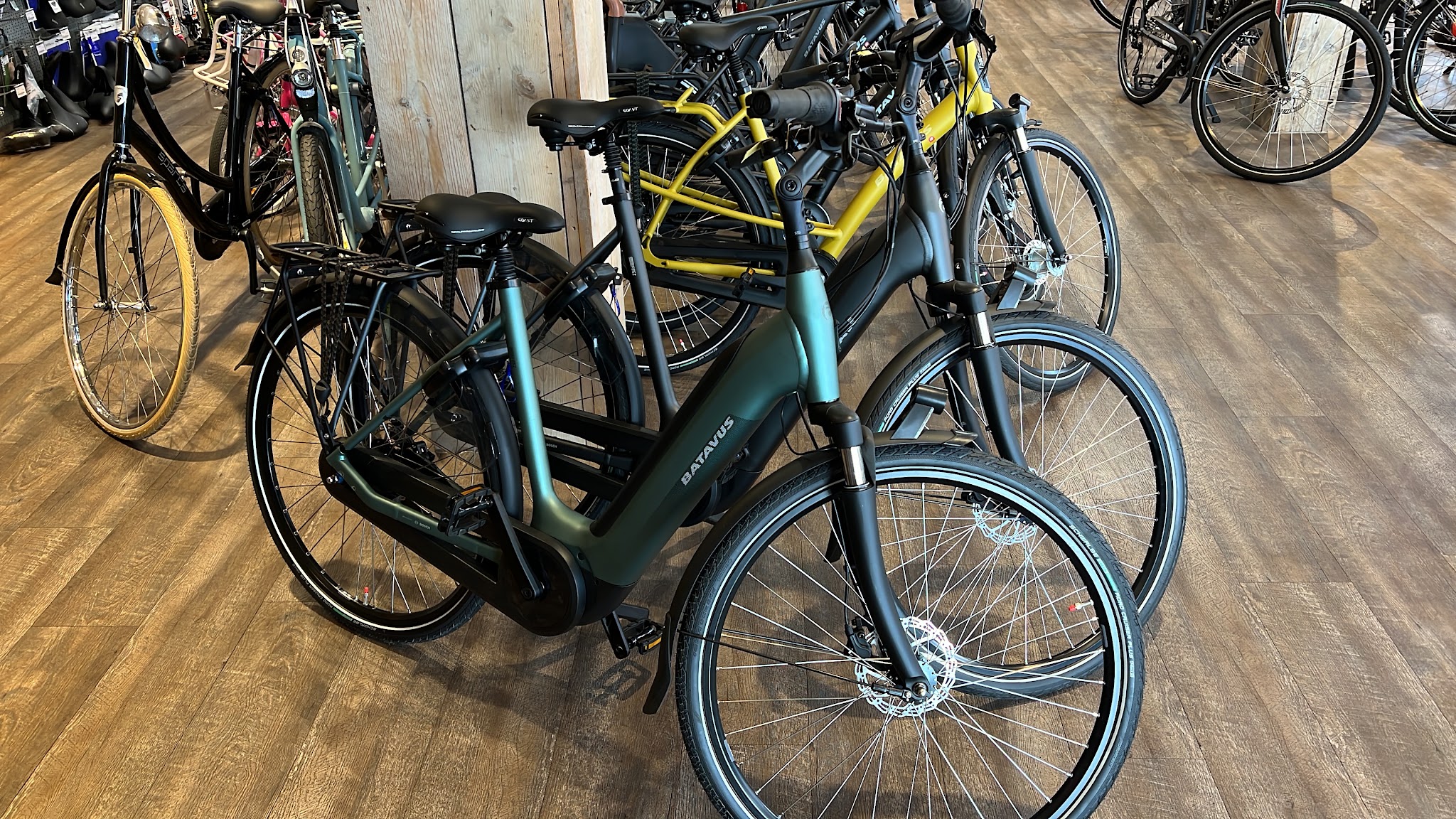 Twee e-bikes naast elkaar in de showroom