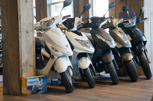 Een rij scooters in de showroom