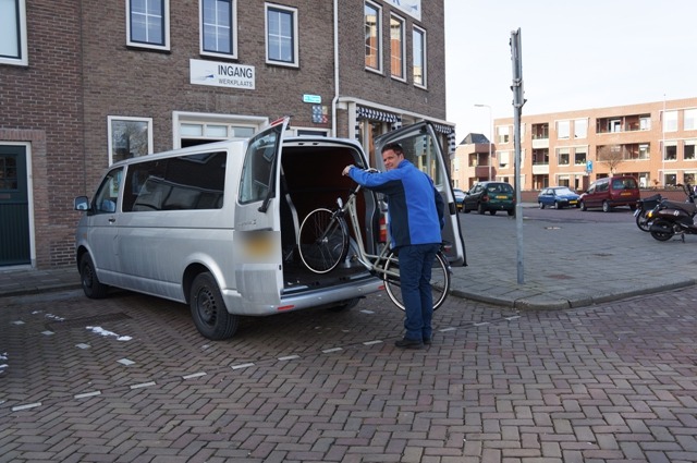 Een fiets wordt in de bus van Tweewielercentrum Kok geladen
