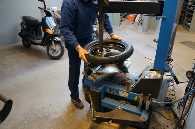 Bandenmontagemachine met een scooterband