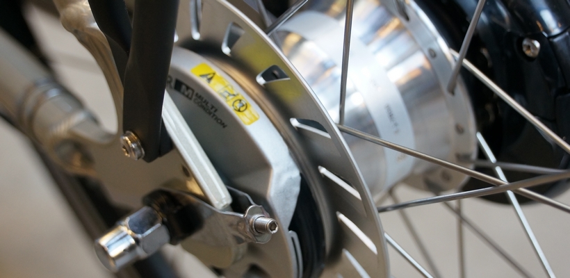 Close-up van de naafmotor en rem van een e-bike