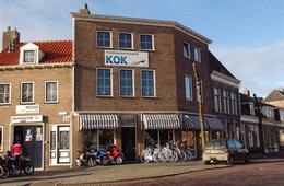 Het pand van Tweewielercentrum Kok met het KOK-bord